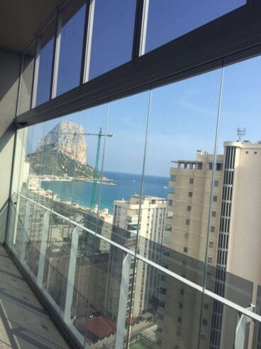 Cerramiento de cristal compuesto por diez hojas Alucardona