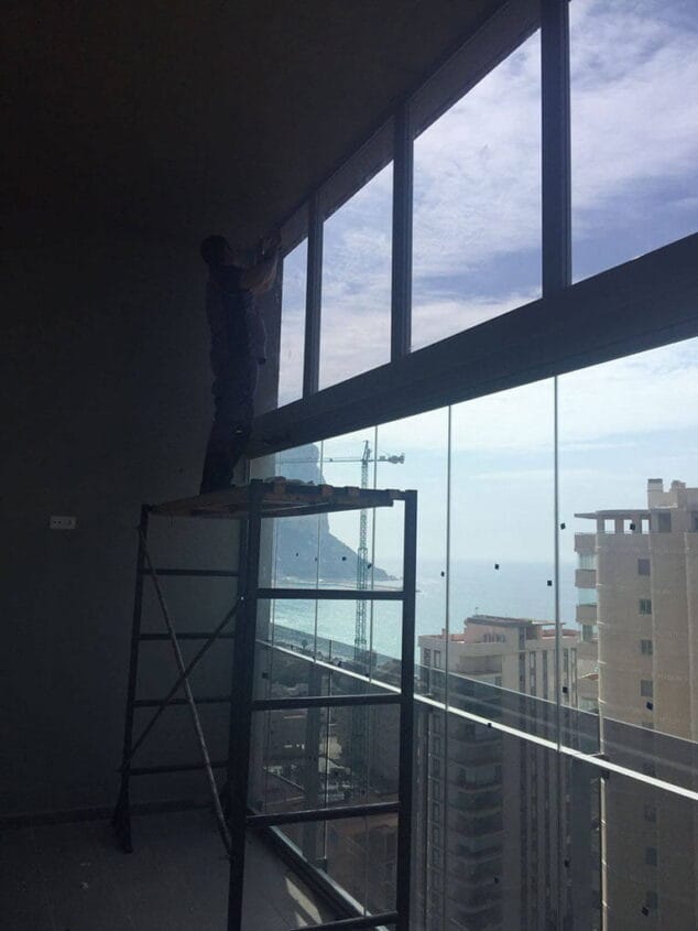 cerramiento de cristal compuesto por diez hojas sin perfil vertical alucardona