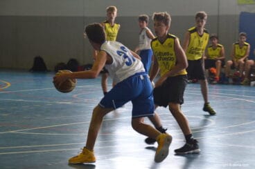 Chico del Benissa en la final de baloncesto