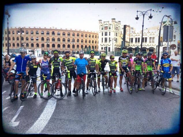 ciclistas de la marina alta en la concentracion de valencia
