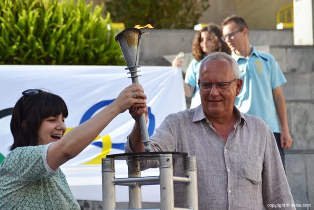 colocando la antorcha en el pebetero