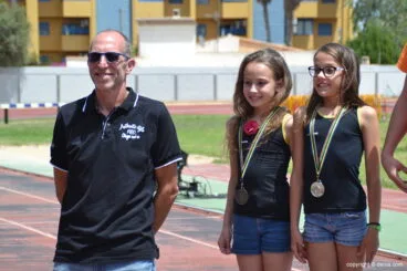 Colomer con las dos gimnastas Xabieras