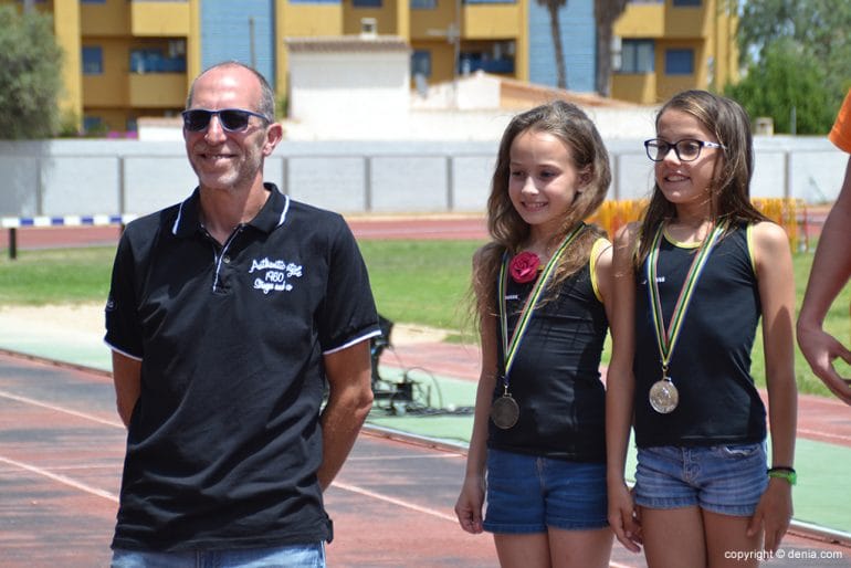 Colomer con las dos gimnastas Xabieras