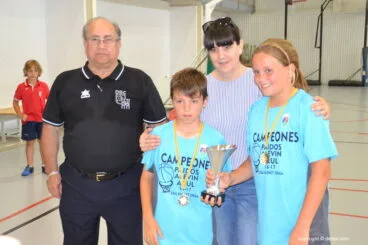 Componetes del Paidos Azul Alevín  con la copa de campeones