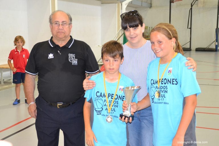 Componetes del Paidos Azul Alevín  con la copa de campeones