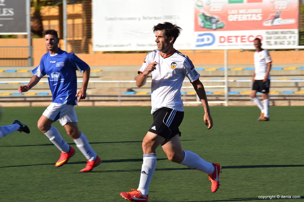 david albelda pugnando por el balon