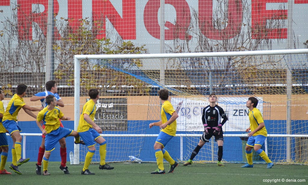 defensores del juvenil del cd denia durante un partido
