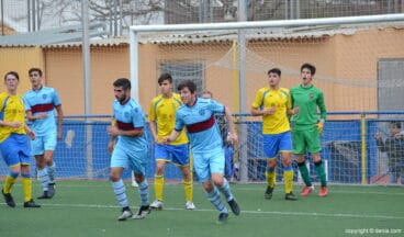 delanteros dianenses atacando la porteria rival