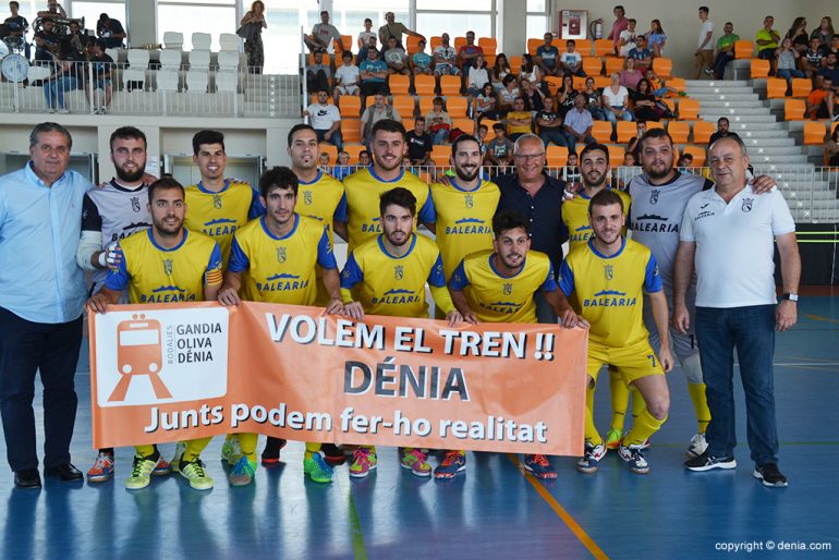 Dénia Futsal con el alcalde reinvindicando el tren