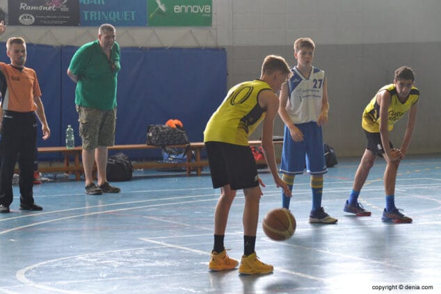 dianense tirando tiro libre