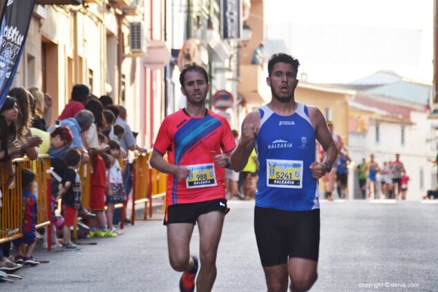 dos atletas dianenses entrando en meta