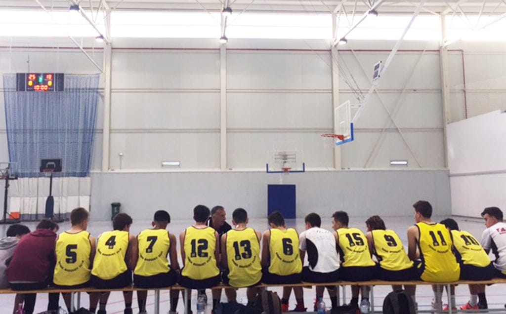 eduardo clavero junto a su equipo junior