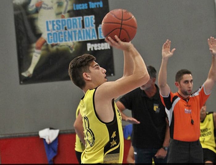 el dianense ximo siscar lanzando un tiro libre