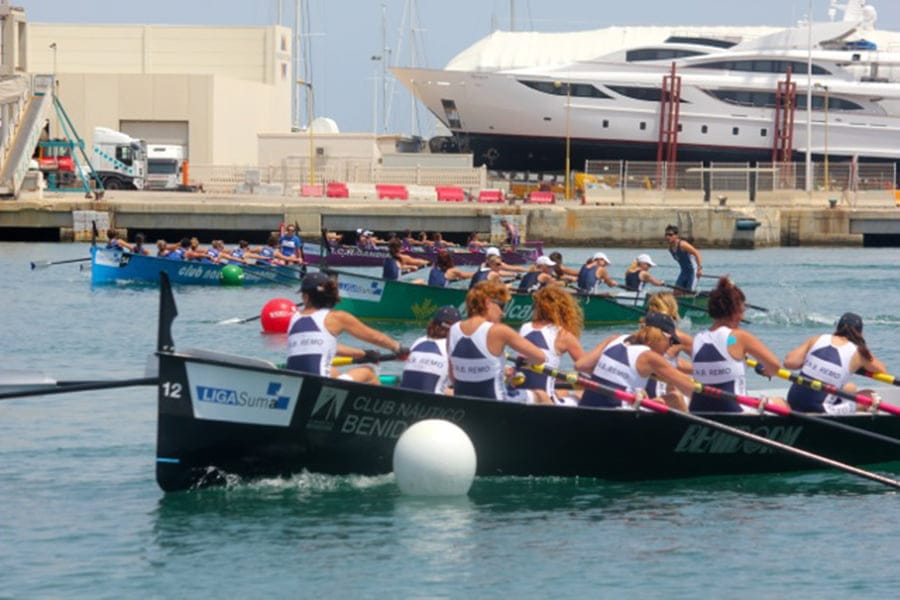 El Real Club Náutico Dénia organiza la 'XI Regata de la liga SUMA de remo' 2 embarcaciones en el puerto de denia