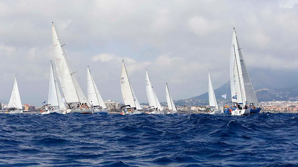 embarcaciones en plena regata