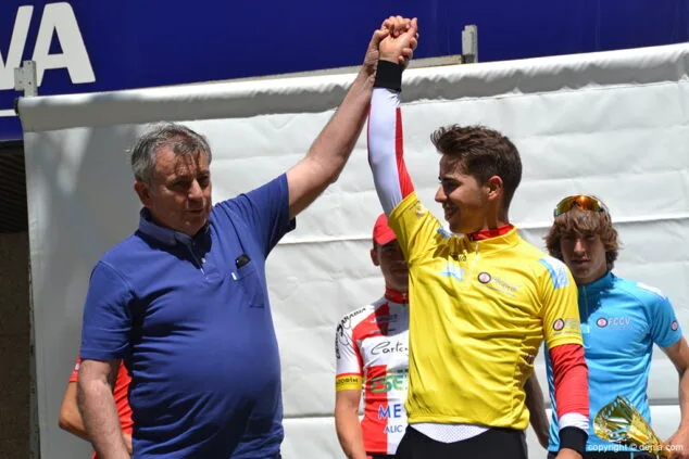Enrique Gandía se impuso en el sprint del 'XX Memorial Samuel Llorca' 5 enrique gandia con el maillot amarillo