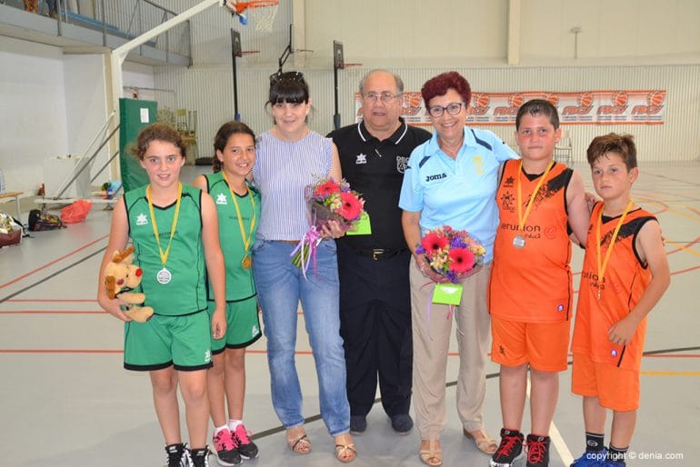 Entrega de ramos de flores a la edil y a la tecnico de deportes