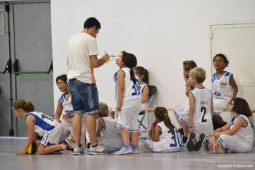 Entrenador Les Vessanes dando instrucciones
