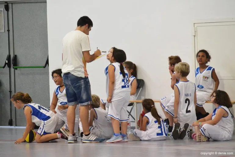 Entrenador Les Vessanes dando instrucciones