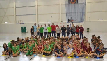 Entrenadores y jugadores de todos los equipos de la Liga Local Prebenjamín de baloncesto