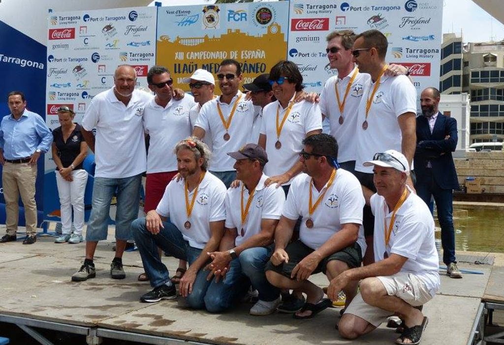 Medalla de bronce para los veteranos del Club Rem Marina de Dénia en el Nacional 1 equipo de veteranos del club rem marina de denia con sus medallas