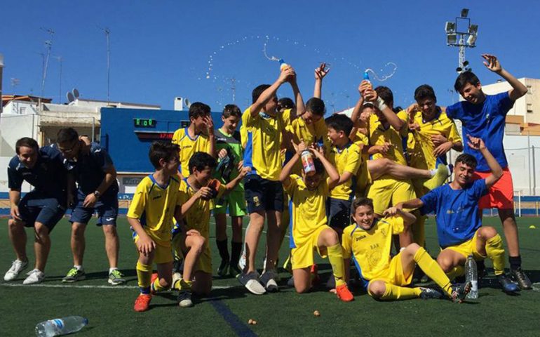 Equipo FB Dénia Infantil A celebrando el título de campeón de Liga.