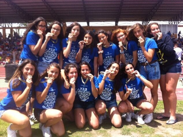 equipo femenino de baloncesto de denia en los mini jocs
