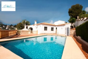 fachada de la casa y piscina stella inmo consulting