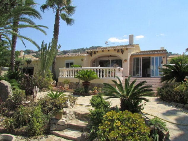 fachada y jardin de la casa property finder spain