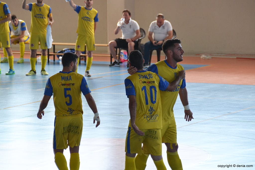 El Dénia Futsal acaba la temporada ganando al Inter Movistar “B” (5-2) 2 felicitando a alex pla por su gol