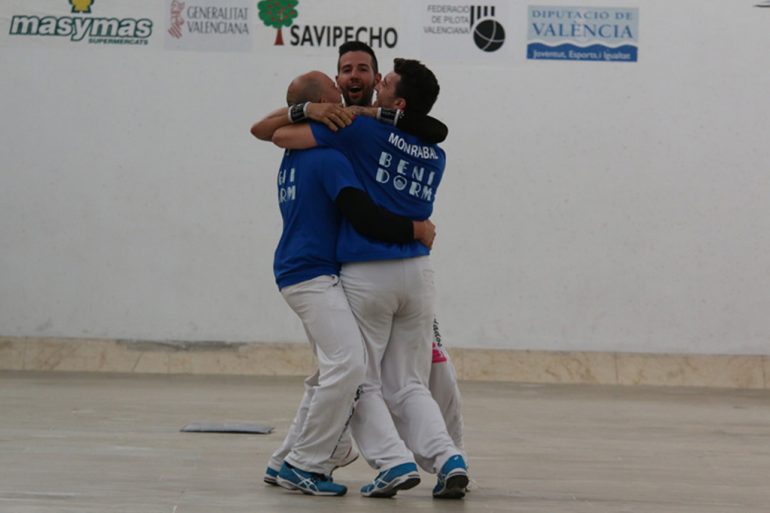 Félix Peñarrubia abrazado junto a sus compañeros