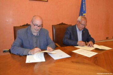 firma del convenio de la oficina prop en denia