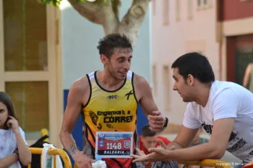 Fran López charlando con un amigo