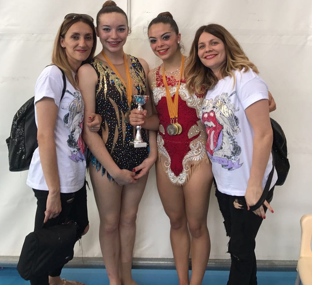 gal la y lourdes junto a sus entrenadoras montse y xus