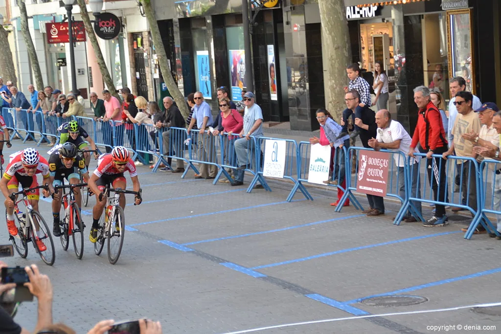 Enrique Gandía se impuso en el sprint del 'XX Memorial Samuel Llorca' 2 gandia cruzando la meta
