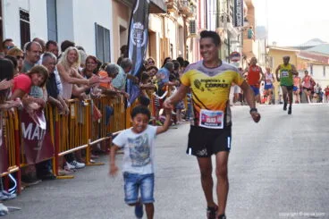 Humberto Chicaiza con su hijo