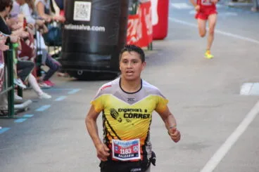 Humberto Chicaiza cruzando la meta