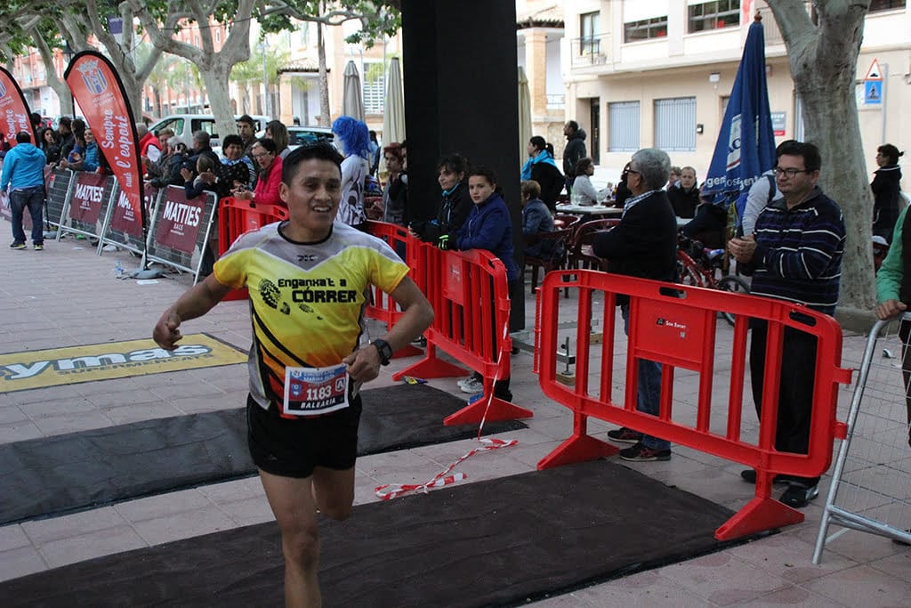 humberto chicaiza tras pasar la meta de pego