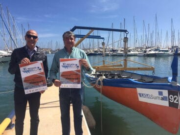 jaime portoles con el cartel anunciador de la regata