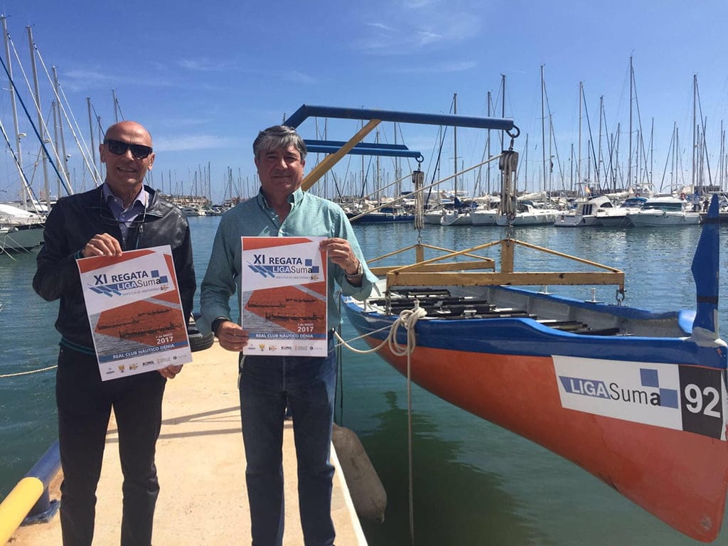 El Real Club Náutico Dénia organiza la 'XI Regata de la liga SUMA de remo' 1 jaime portoles con el cartel anunciador de la regata