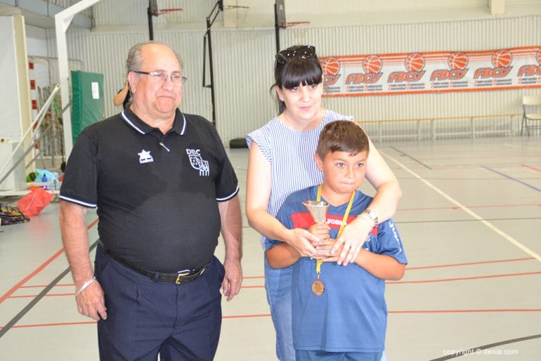 Jugador de Maristas con su trofeo