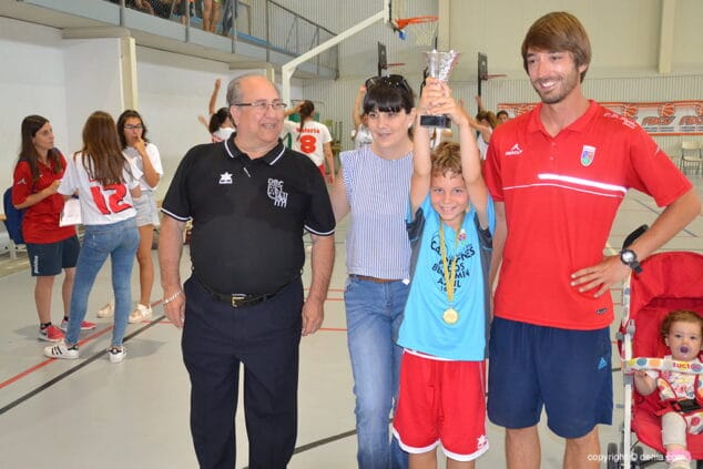 jugador del paidos azul benjamin con su trofeo