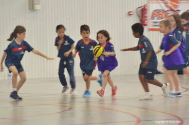 Jugadora de Maristas botando la pelota