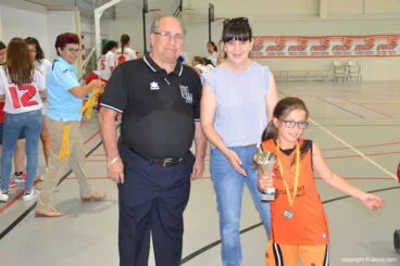 Jugadora del Llebeig con su trofeo