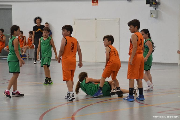Jugadora del Montgó en el suelo