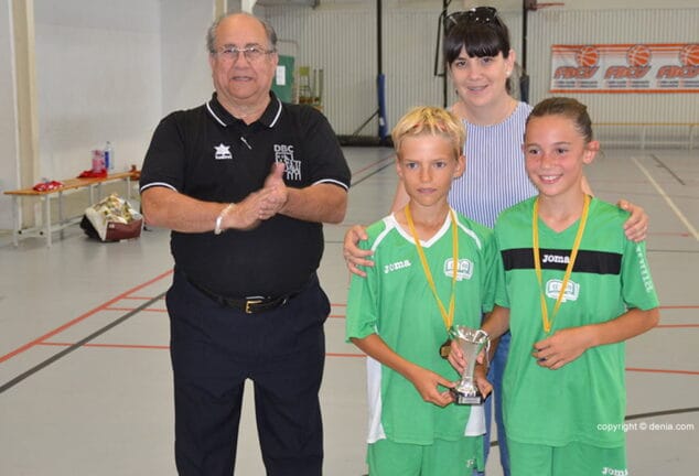 jugadores del alfaomega con su trofeo