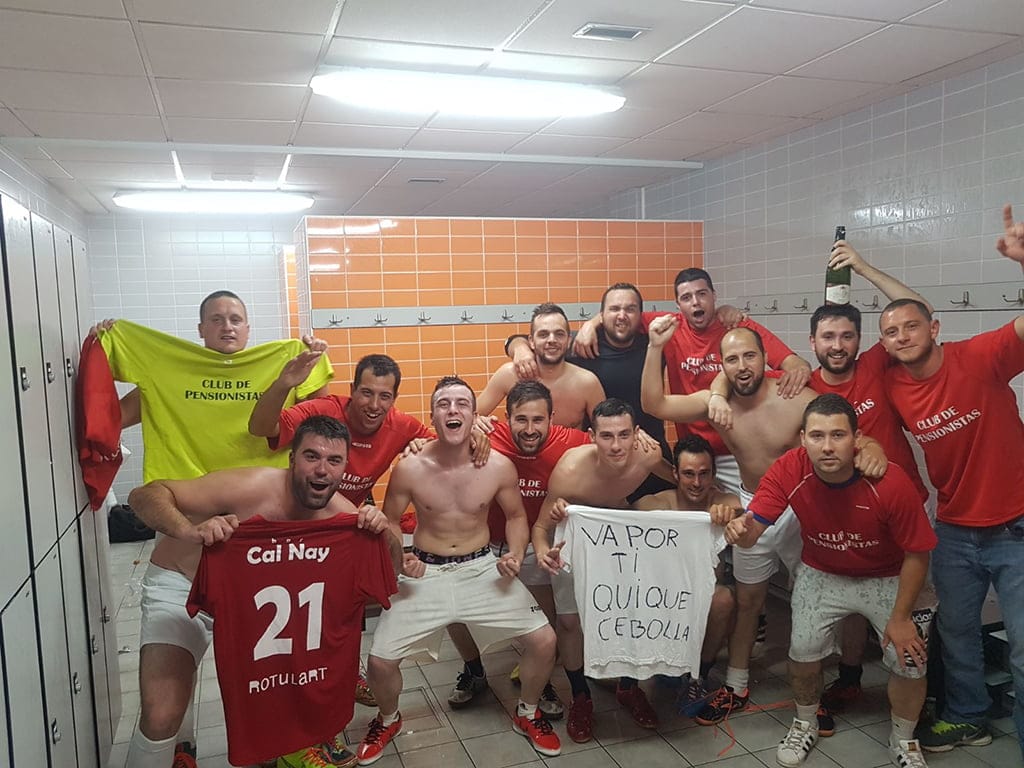 jugadores del bar cal nay celebrando el titulo de campeones de la liga plata