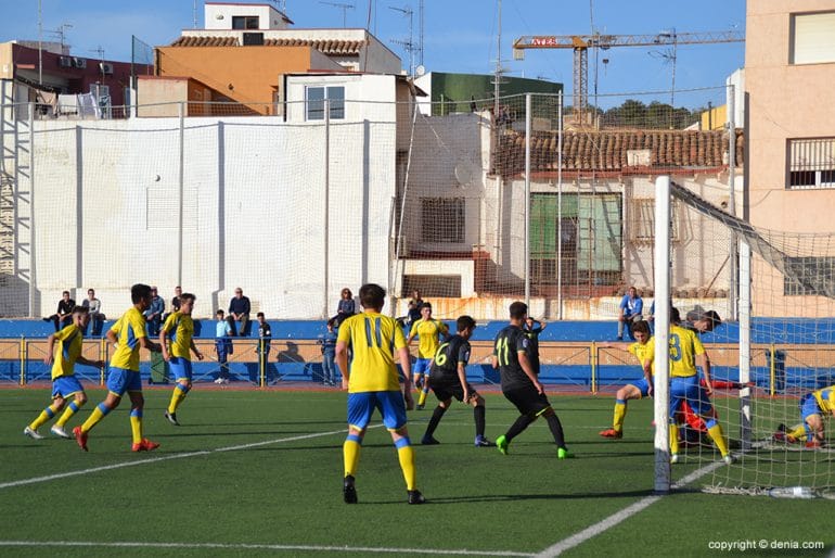 Jugadores del CD Dénia defendiendo