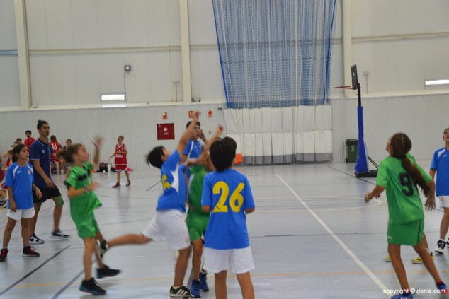 lanzamiento a canasta de un jugador de carmelitas