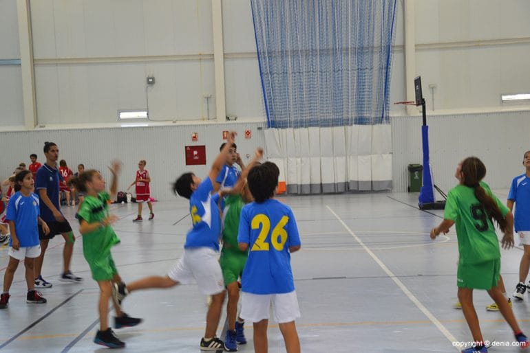 Lanzamiento a canasta de un jugador de Carmelitas
